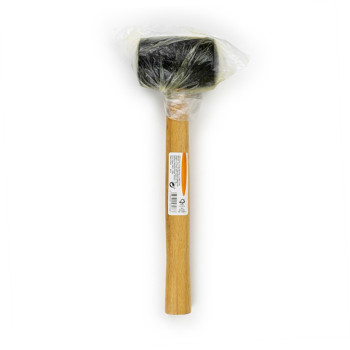 Ein Gummihammer mit Holzgriff ist in durchsichtiges Plastik eingewickelt und vor einem schlichten weißen Hintergrund platziert. 