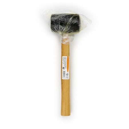 Um martelo de borracha com cabo de madeira é envolto em plástico transparente, colocado sobre um fundo branco liso. O texto na a