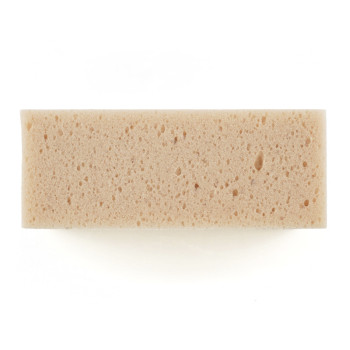Een beige, rechthoekige spons met een poreuze textuur bevindt zich tegen een effen witte achtergrond.
