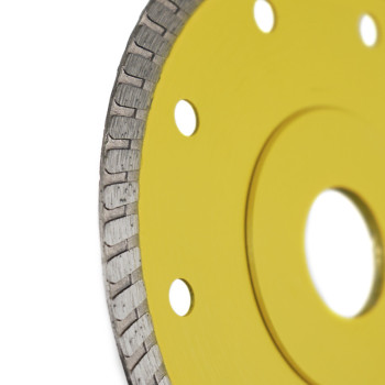La imagen muestra un disco de corte de diamante amarillo dentro de un empaque negro con el texto `DISCO DIAMANTE PRO Ø 115 mm` y
