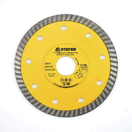 Une lame de scie circulaire jaune avec des perforations et un bord dentelé, étiquetée « STAYER TURBO EXTRA FINO PROFESSIONAL, 11