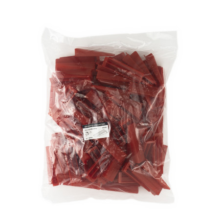 Un sac en plastique transparent contient de nombreux peignes en plastique rouge. Une étiquette sur le sac indique : « Plastic Co