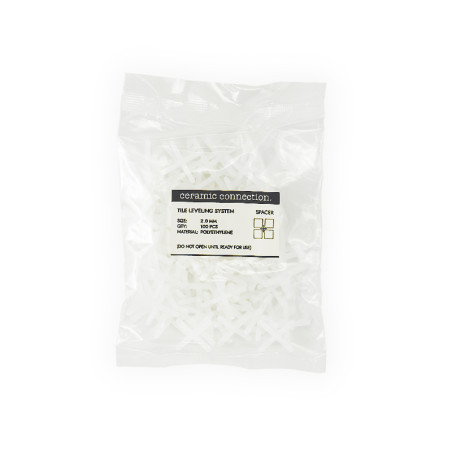Ein versiegelter Plastikbeutel enthält weiße Abstandshalter zum Fliesenausgleich. Auf dem Etikett steht: „Keramikverbindung, FLI