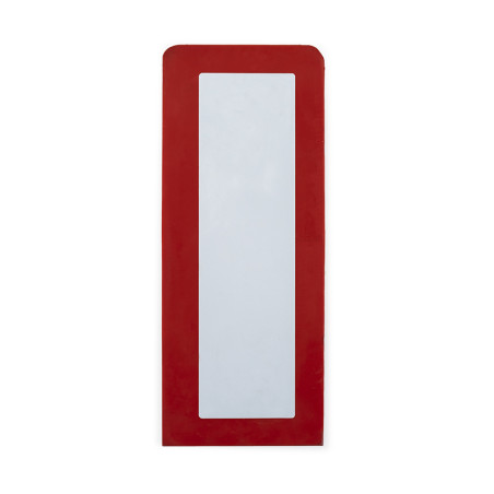 Um espelho retangular está centralizado em uma moldura vertical com borda vermelha, pendurado sobre um fundo branco liso.