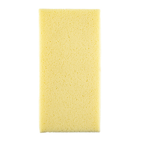 Une éponge jaune rectangulaire repose à plat et présente une texture poreuse. Il est placé sur un fond blanc uni, soulignant sa Une éponge jaune rectangulaire repose à plat et présente une texture poreuse. Il est placé sur un fond blanc uni, soulignant sa