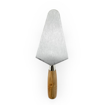 Een metalen taartschep met een driehoekig blad en een houten handvat, rechtopstaand tegen een witte achtergrond.
