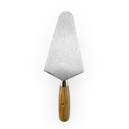 Ein Tortenheber aus Metall mit dreieckiger Klinge und Holzgriff, aufrecht vor einem weißen Hintergrund positioniert.