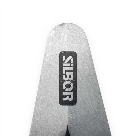 Metallsattel liegt offen. Auf einem Arm erscheint der Text „SILBOR“. Der Hintergrund ist schlicht und weiß und betont die polier
