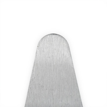 Een metalen, afgerond object staat verticaal tegen een effen witte achtergrond en vertoont een geborstelde textuur. Er is geen t