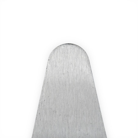 Een metalen, afgerond object staat verticaal tegen een effen witte achtergrond en vertoont een geborstelde textuur. Er is geen t