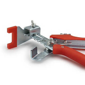 Een gespecialiseerd stuk gereedschap met rode handvatten grijpt een metalen stuk vast, waarschijnlijk gebruikt om te buigen of v