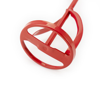 Een rood rond menggereedschap met een plat mes is diagonaal geplaatst. De achtergrond is effen wit en benadrukt de levendige kle