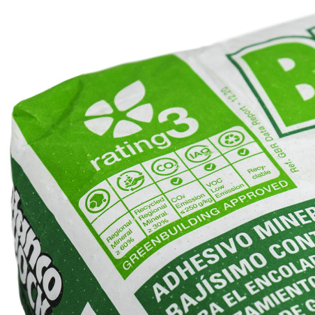 Ein grün-weißer Klebebeutel zeigt Symbole für Nachhaltigkeitsmerkmale, darunter regionale Materialien und geringe Emissionen, mi