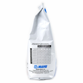 Een witte Mapei-cementzak die rechtop staat, met een mengverhoudingstabel en contactgegevens van het bedrijf op het oppervlak.