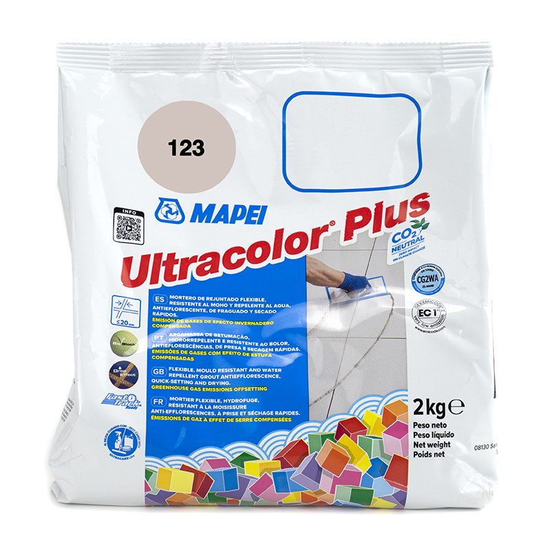 Pakket met het opschrift `MAPEI Ultracolor Plus` met kleurrijke tegels, vastgehouden door de handen bij het voegen van tegels, o