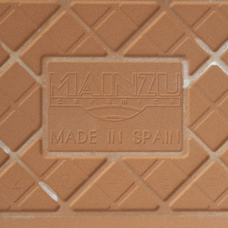Eine Keramikfliese zeigt den geprägten Text „MAINZU ceramica“ und „MADE IN SPAIN“ sowie ein diagonales Gittermuster in Terrakott Eine Keramikfliese zeigt den geprägten Text „MAINZU ceramica“ und „MADE IN SPAIN“ sowie ein diagonales Gittermuster in Terrakott