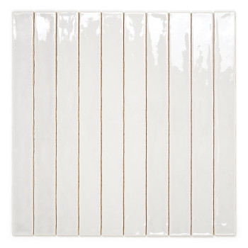 Een lange, smalle rechthoekige witte tegel staat verticaal met een glanzende afwerking, tegen een effen, witte achtergrond.