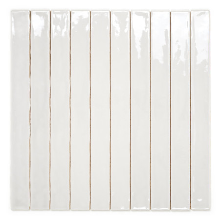 Nueve azulejos rectangulares de color blanco brillante están alineados verticalmente, creando una superficie lisa y reflectante.