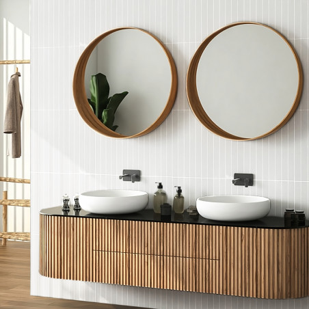 Twee ronde spiegels die licht reflecteren, hangen boven een moderne kaptafel met houtstructuur. Witte wastafels en zeepdispenser Twee ronde spiegels die licht reflecteren, hangen boven een moderne kaptafel met houtstructuur. Witte wastafels en zeepdispenser