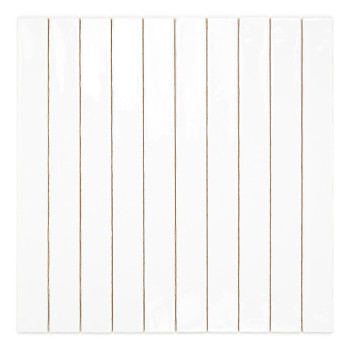 Een lange, smalle, witte keramische tegel staat verticaal en reflecteert het licht op subtiele wijze in een neutrale, minimalist