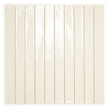 Ladrilhos retangulares creme brilhantes alinhados verticalmente, criando um padrão uniforme dentro de um layout quadrado. Os lad