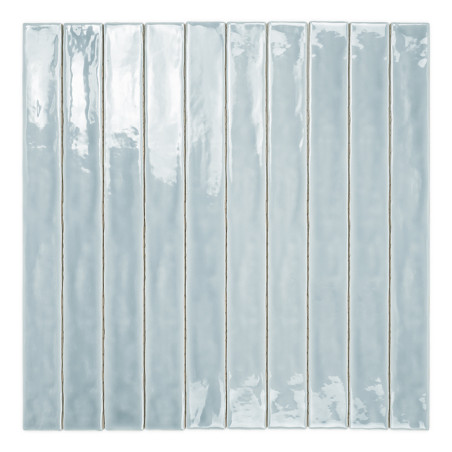 Zehn schmale, glänzende, rechteckige Fliesen stehen vertikal und berühren sich, mit einer hellblauen, reflektierenden Glasur, an
