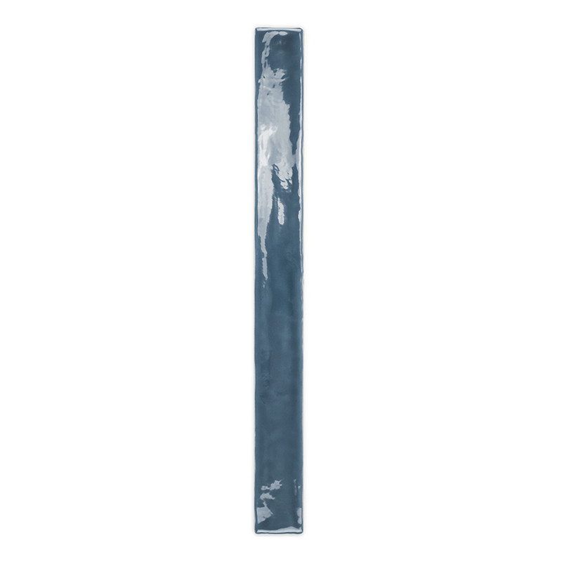 Eine rechteckige, glänzende, blaue Fliese steht vertikal vor einem weißen Hintergrund und reflektiert das Licht, um ihre struktu
