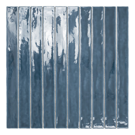 Glanzende rechthoekige tegels verticaal uitgelijnd, elk reflecterend licht, met een donkerblauw gestructureerd oppervlak. gerang