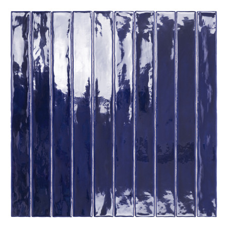 Los azulejos rectangulares de color azul intenso y brillante están alineados verticalmente, reflejando la luz de manera desigual