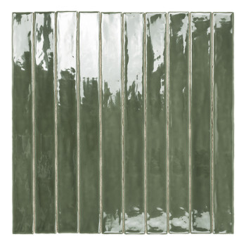 Een lange, smalle, glanzende groene keramische tegel staat rechtop tegen een witte achtergrond en reflecteert het licht over het