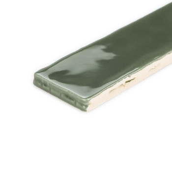Um ladrilho retangular verde brilhante repousa com sua superfície lisa refletindo luz, cercado por um fundo branco liso.