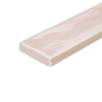 Un carreau de céramique rectangulaire repose sur un fond blanc, présentant une surface brillante rose clair et des bords beiges,