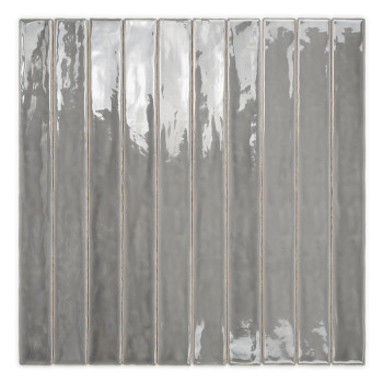 Een glanzende, smalle rechthoekige tegel met een reflecterend oppervlak rust verticaal op een effen witte achtergrond.