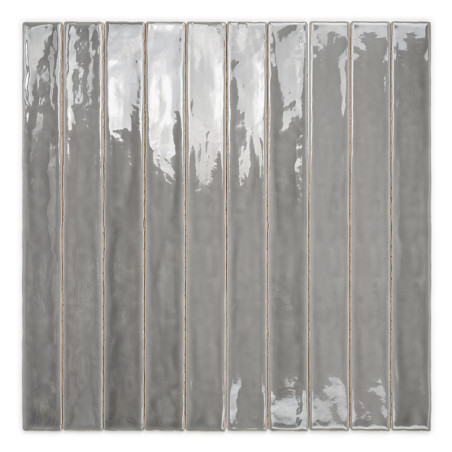 Des carreaux gris rectangulaires avec une surface brillante et réfléchissante sont disposés verticalement, étroitement alignés a