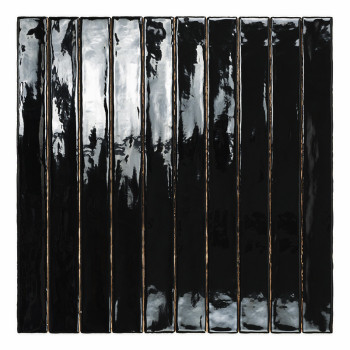 Un carreau rectangulaire étroit et noir brillant se dresse verticalement, réfléchissant la lumière, sur un fond blanc uni.