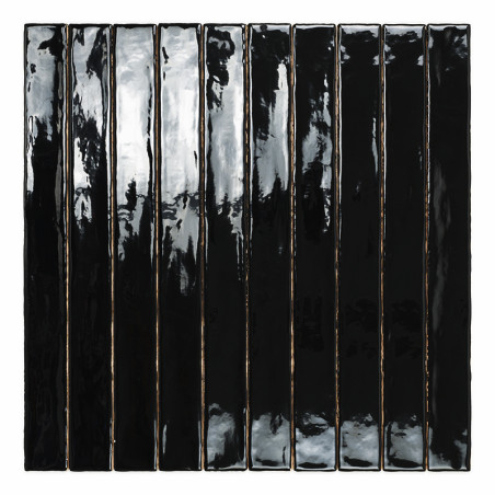 Diez azulejos rectangulares negros brillantes están alineados verticalmente, creando un patrón elegante y moderno con superficie
