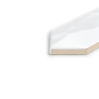 Um ladrilho hexagonal alongado, branco e brilhante repousa sobre um fundo liso, exibindo sua superfície lisa e borda chanfrada.