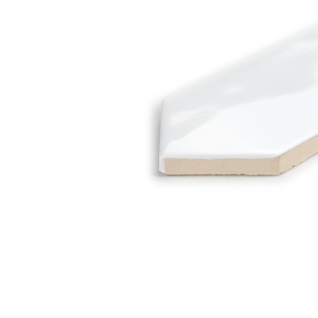 Un azulejo hexagonal alargado, blanco brillante se apoya sobre un fondo liso, mostrando su superficie lisa y su borde biselado.