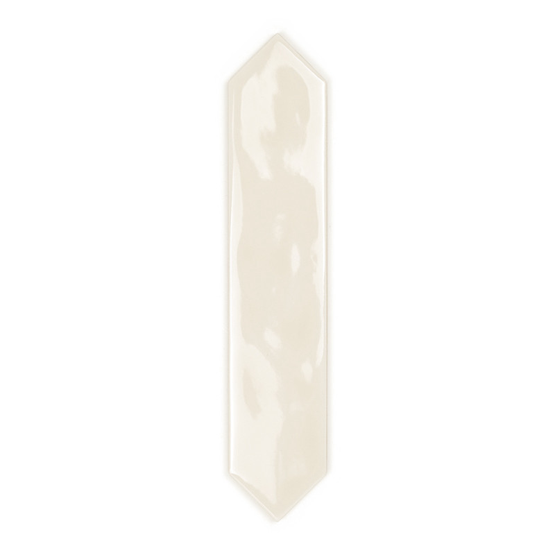 O ladrilho é de formato hexagonal alongado e brilhante com pontas pontiagudas, de cor creme claro, exibido sobre um fundo branco