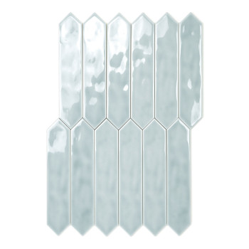 Un carreau hexagonal allongé gris clair brillant avec des bords biseautés, présenté sur un fond blanc uni.