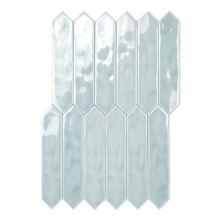 Ladrilhos cerâmicos alongados em azul claro formam um padrão vertical escalonado com acabamento brilhante e reflexivo, contra um Ladrilhos cerâmicos alongados em azul claro formam um padrão vertical escalonado com acabamento brilhante e reflexivo, contra um