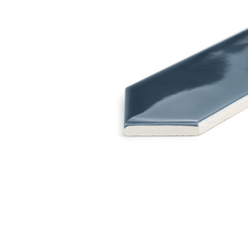 Eine glänzende, längliche sechseckige Fliese mit tiefblauer Oberfläche ruht auf einem schlichten weißen Hintergrund und betont i