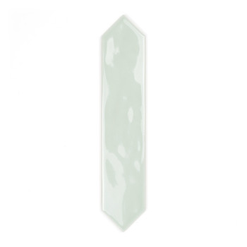 Un carreau vert pâle brillant et allongé aux extrémités pointues repose sur un fond blanc uni, mettant en valeur son design élég