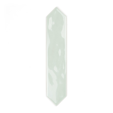 Un azulejo brillante, alargado, de color verde pálido con extremos puntiagudos descansa sobre un fondo blanco liso, resaltando s Un azulejo brillante, alargado, de color verde pálido con extremos puntiagudos descansa sobre un fondo blanco liso, resaltando s