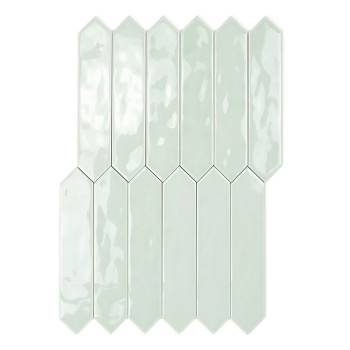 Un carreau vert pâle brillant et allongé aux extrémités pointues repose sur un fond blanc uni, mettant en valeur son design élég