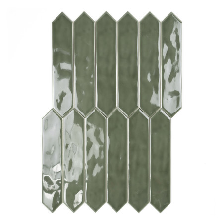 Groene langwerpige zeshoekige tegels zijn gerangschikt in een verticaal patroon, reflecterend licht, tegen een effen witte achte Groene langwerpige zeshoekige tegels zijn gerangschikt in een verticaal patroon, reflecterend licht, tegen een effen witte achte