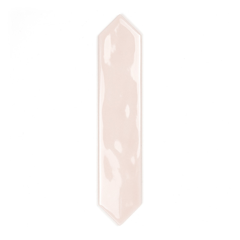 Un carreau hexagonal brillant et allongé avec une teinte beige clair reflète la lumière dans un contexte minimaliste et simple.