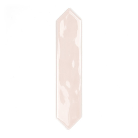 Un carreau hexagonal brillant et allongé avec une teinte beige clair reflète la lumière dans un contexte minimaliste et simple.