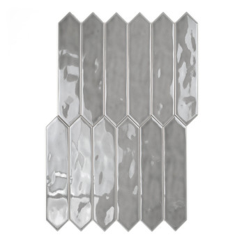 Een grijze, glanzende, langwerpige zeshoekige tegel ligt plat tegen een witte achtergrond en benadrukt het gladde, reflecterende