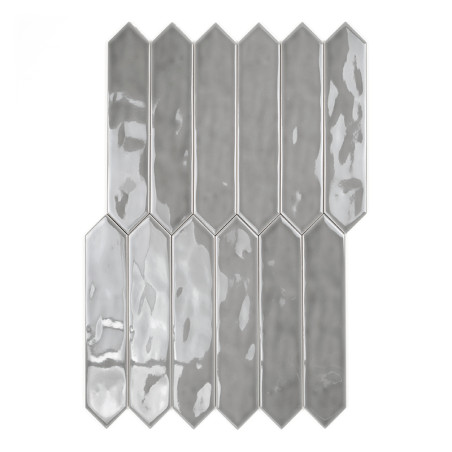 Los azulejos grises rectangulares con una superficie brillante e irregular están dispuestos verticalmente, creando un patrón geo